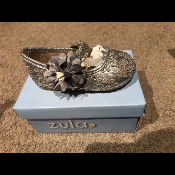 Other - Silver curlicue floral flats